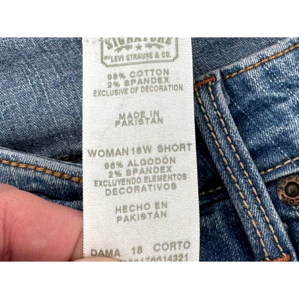 Levi Signature Bootcut Jeans Women's 18W Short Mid Rise Blue Denim‎ - Picture 10 of 16
